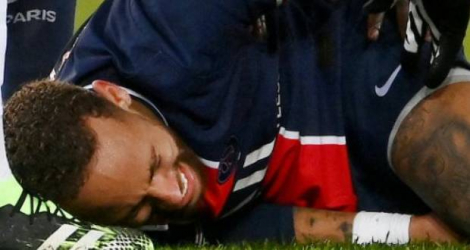 Neymar au sol après avoir été blessé à la cheville gauche lors de Paris SG-Lyon en L1 le 13 décembre 2020 au Parc des Princes Photo FRANCK FIFE. AFP