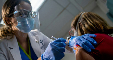 Une infirmière administre le vaccin de Pfizer-BioNTech à une femme au centre médical Ashford de San Juan à Puerto Rico le 15 décembre 2020.