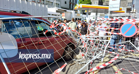  La voiture rouge, impliquée dans l’accident survenu en face des Casernes Centrales lundi 21 décembre, a percuté huit piétons, dont un est décédé.