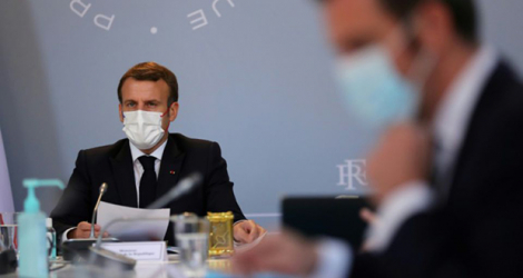 Le président Emmanuel Macron lors d'un Conseil de défense à l'Elysée avec le ministre de la Santé Olivier Veran, le 12 novembre 2020 à Paris.