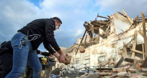 Des secouristes déblaient les décombres de maisons effondrées dans le séisme qui a frappé la ville de Petrinja, dans le centre de la Croatie, le 29 décembre 2020. Photo Damir SENCAR. AFP