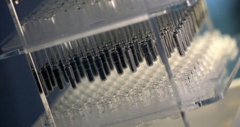 Des flacons et des seringues destinés au vaccin de BioNTech/Pfizer contre le coronavirus, fabriqués par le spécialiste allemand du verre Schott, au siège de l'entreprise à Mayence (Allemagne), le 20 novembre 2020.