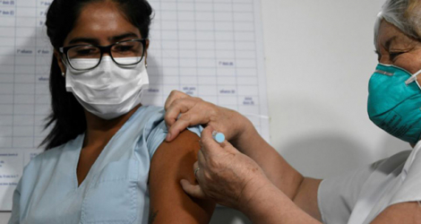 Une soignante reçoit le vaccin russe contre le Covid-19, à l'hôpital Lagomaggiore de Mendoza, en Argentine, le 29 décembre 2020.