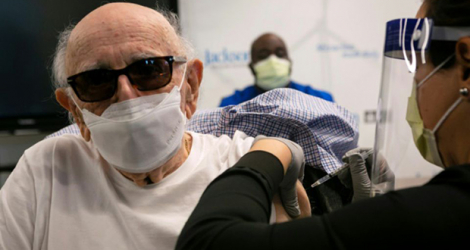 Norman Einspruch, 88 ans, patient du service de cardiologie du Jackson Memorial Hospital, reçoit sa première dose du vaccin contre le Covid-19 à Miami, en Floride, le 30 décembre 2020.