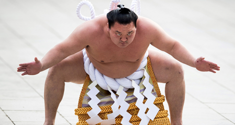 Hakuho qui, à 35 ans, occupe le rang suprême de yokozuna, détient le record historique de 44 victoires en tournoi.