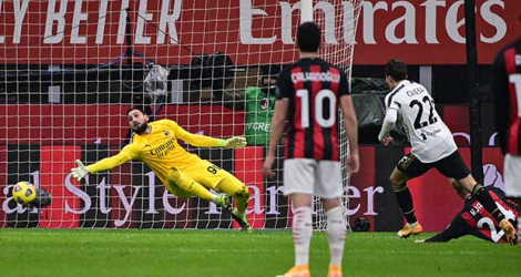 L'attaquant Federico Chiesa (d), ouvre le score pour la Juventus lors du match de Serie A sur le terrain de l'AC Milan, le 6 janvier 2021. afp.com - MIGUEL MEDINA