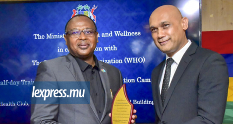 À la fin de la cérémonie protocolaire, le ministre Kailash Jagutpal a remis un «shield» offert par le personnel de la Santé au représentant de l’OMS à Maurice, le Dr Laurent Musango.
