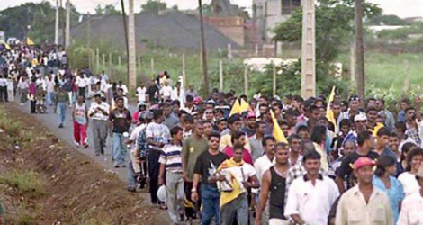 La foule grossira à mesure que progresse le convoi mortuaire, pour atteindre les 10 000 personnes, le samedi 22 janvier 2000.