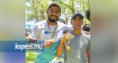 Keshav Hazareesing et son oncle Jayrajsing, connu comme Roshan, médaillés lors d’une compétition l’année dernière.