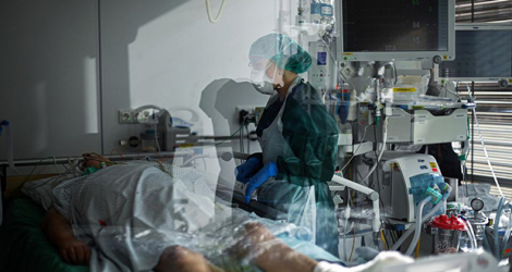 Une infirmière s'occupe d'un patient à l'unité de soins intensifs contre le Covid-19 de l'hôpital universitaire d'Essen, dans l'ouest de l'Allemagne, le 28 octobre.