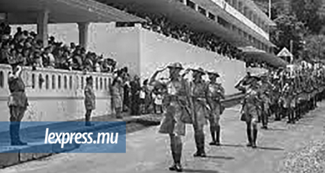 Le 1st Battallion Regiment défilant au Champ de Mars le 16 octobre 1943.