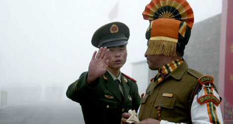 Des soldats chinois (g.) et indien, au niveau du poste frontière de Nathu La, entre les deux pays, en juillet 2008. Photo d'illustration AFP / Diptendu DUTTA