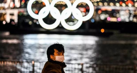 Les anneaux olympiques illuminés dans la baie de Tokyo, le 27 janvier 2021 Charly TRIBALLEAU AFP