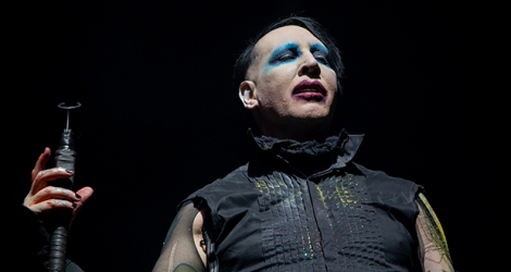 Marilyn Manson s'est créé un personnage public à l'image inquiétante, d'inspiration gothique, maquillé, portant deux lentilles différentes, avec cheveux de jais.