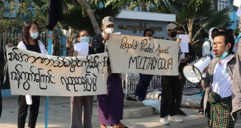 Des manifestants à Mandalay le 4 février 2021. AFP