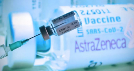 Une seringue dans un flacon de vaccin étiquetté AstraZeneca. (FRANKHOEMANN / SVEN SIMON / SVEN SIMON / AFP)