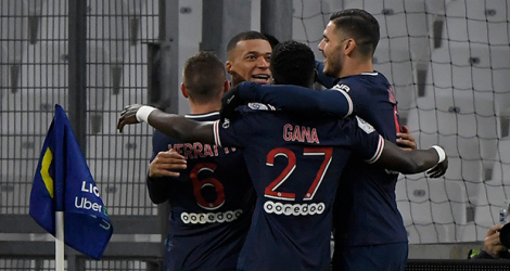 L'attaquant du Paris Saint-Germain, Kylian Mbappé, félicité par ses coéquipiers après avoir ouvert le score contre Marseille, lors de leur match en L1, le 7 février 2021 au stade Vélodrome.