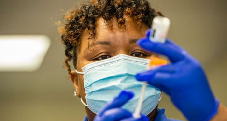 Une infirmière américaine remplissant une seringue seringues avec le vaccin Moderna, dans le Connecticut aux États-Unis, le 12 février 2021.
