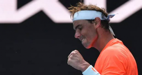 L'Espagnol Rafael Nadal célèbre sa victoire sur l'Italien Fabio Fognini, en 8es de finale de l'Open d'Australie, le 15 février 2021 à Melbourne Paul CROCK AFP