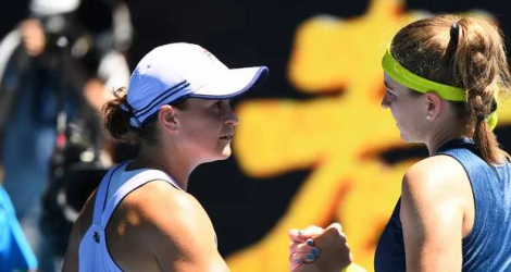 La Tchèque Karolina Muchova (à droite) après sa victoire contre l'Australienne Ashleigh Barty (à gauche), en quarts de finale de l'Open d'Australie, le 17 février 2021 à Melbourne William WEST AFP