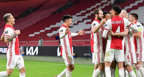 Le milieu de terrain de l'Ajax Amsterdam, Davy Klaassen (2e d), est félicité par ses coéquipiers après avoir ouvert le score contre Lille, lors du 16e de finale retour de la Ligue Europa, le 25 février à Amsterdam  afp.com/JOHN THYS