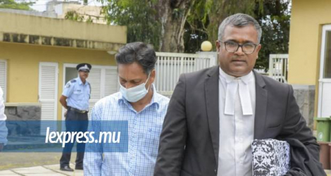 Deepak Bonomally, en compagnie de Me  Mooneesawmy, à son arrivée au tribunal de Moka, hier.