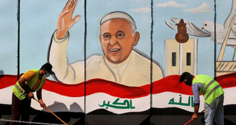Une peinture géante du pape sur un mur d'une église à Bagdad, le 26 février 2021.