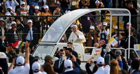 Le pape arrive en papamobile au stade d'Erbil en Irak, où il doit célébrer une prière en plein air, le 7 mars 2021.