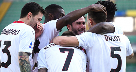 Les joueurs de l'AC Milan regroupés autour de Diogo Dalot, auteur du 2e but, lors du succès milanais sur la pelouse de l'Hellas Vérone, le 7 mars 2021.