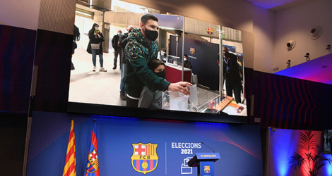Le socio Lionel Messi dépose son bulletin de vote dans l'urne pour l'élection du président du FC Barcelone au Camp Nou, le 7 mars 2021.