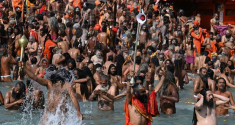 Des sadhous, célèbres ermites hindous, se baignent dans les eaux du Gange à Haridwar (Inde) le 11 mars 2021.