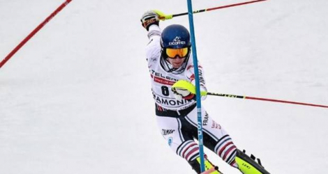 Clément Noël danse avec les piquets le 30 janvier 2021 lors du premier slalom de Chamonix, qu'il remporte. | JEFF PACHOUD / AFP
