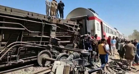 Image tirée d'une vidéo de l'AFPTV montrant une collision entre deux trains, le 26 mars 2021 à Sohag, dans le sud de l'Egypte.