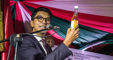 Andry Rajoelina, vantant les mérites du Covid-Organics, présenté comme le remède miracle contre le Covid-19, l’année dernière.