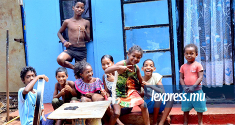Les enfants, pour être heureux et équilibrés, ont besoin de ne pas vivre enfermés, comme ces petits d’une famille de Bambous qui jouent dans leur cour. © Aurélio Prudence