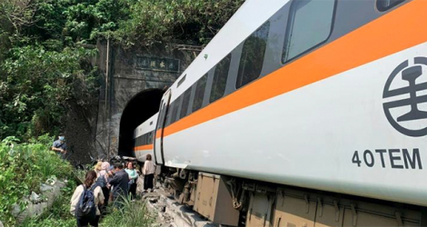 Photo diffusée le 2 avril 2021 par le Centre en charge des opérations de secours montrant le déraillement d'un train dans un tunnel, dans le comté de Hualien, dans l'est de Taïwan. afp.com - Handout