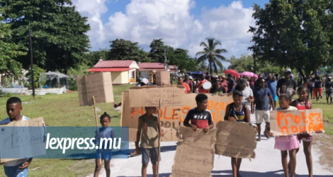 Pancartes à la main, des Agaléens protestent contre l’arrivée des travailleurs d’Afcons, l’un d'eux étant toujours isolé dans la cabine 305 du Mauritius Trochetia. 