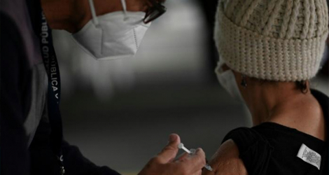 Une personne âgée se fait vacciner avec l'Astrazeneca au Guatemala, le 2 avril 2021 afp.com - Johan ORDONEZ