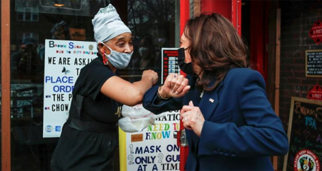 La vice-présidente américaine Kamala Harris (d) salue l'employée d'une boulangerie à Chicago, le 6 avril 2021. afp.com - KAMIL KRZACZYNSKI