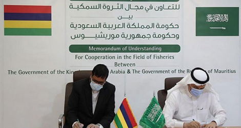 Showkutally Soodhun et le ministre de l’Environnement, des eaux et de l’agriculture saoudien, Abdulrahman Al-Fadley, ont signé un accord dans le domaine de la pêche, le 7 avril. © Saudi Press Agency
