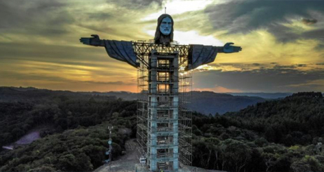 La nouvelle statue du Christ protecteur en construction à Encantado, le 9 avril 2021 au Brésil. afp.com - SILVIO AVILA