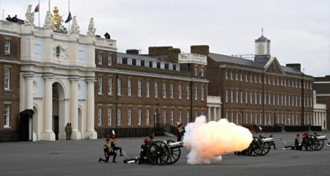 Des coups de canon de l'artillerie royale tirés à Londres, le 10 avril 2021 au lendemain de l'annonce de la mort du prince Philip afp.com - DANIEL LEAL-OLIVAS