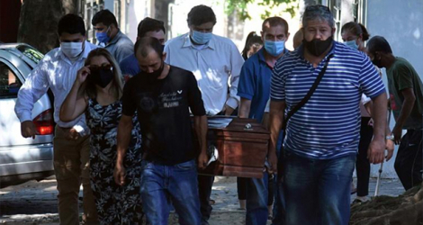 Une famille porte le cercueil d'un de ses membres, décédé du covid, le 10 avril 2021 à Asuncion (Colombie) afp.com - DANIEL DUARTE