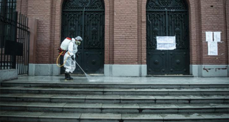Un employé désinfecte les abords d'un bureau de vote à la veille du premier tour des élections présidentielles et législatives, à Lima le 10 avril 2021. afp.com - ERNESTO BENAVIDES