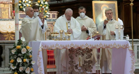 Le pape François célébre une messe à l'occasion de la fête de la Divine Miséricorde dans l'église Santo Spirito in Sassia, le 11 avril 2021 à Rome. afp.com - Handout