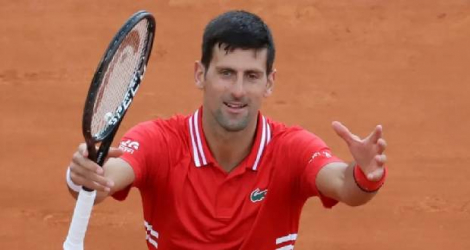 Le Serbe Novak Djokovic satisfait après sa victoire sur l'Italien Jannik Sinner au 2e tour du Masters 1000 de Monte-Carlo, le 14 avril 2021
