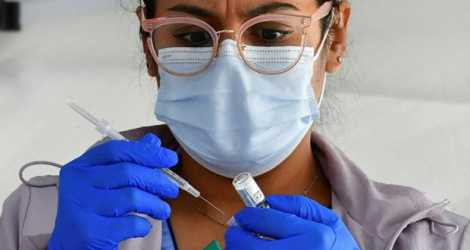 Une infirmière prépare une dose du vaccin Johnson & Johnson contre le Covid-19 à Los Angeles, en Californie le 25 mars 2021.
