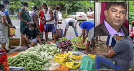 Capture d’écran d’une vidéo postée par un ami de Somduth Ramdhoon qui est devenue virale. Pour le marchand de légumes de 57 ans (ci-contre), sa démarche est tout à fait normale.