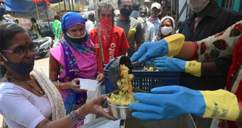 Distribution de nourriture par l'ONG KhaanaChahiye à Bombay, le 15 avril 2021. afp.com - INDRANIL MUKHERJEE