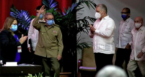 Photo du média d'Etat Cubadebate montrant le premier secrétaire du Parti communiste cubain Raul Castro et le président Miguel Diaz-Canel, à La Havane le 16 avril 2021. afp.com 